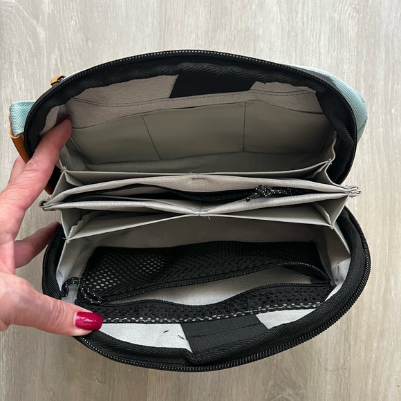 Tripped electronics bag. - Picture 2 of 10